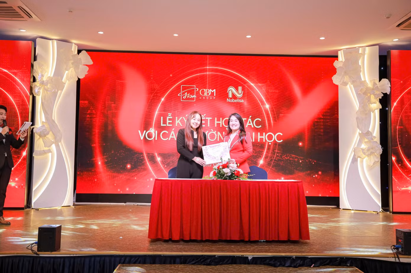 Bà Nguyễn Mến – Tổng Giám đốc GBM Group cảm ơn sự hợp tác của Trường Đại học Khoa học Xã hội và Nhân văn – Đại học Quốc gia Hà Nội. Bà Nguyễn Mến – Tổng Giám đốc GBM Group cảm ơn sự hợp tác của Trường Đại học Khoa học Xã hội và Nhân văn – Đại học Quốc gia Hà Nội.
