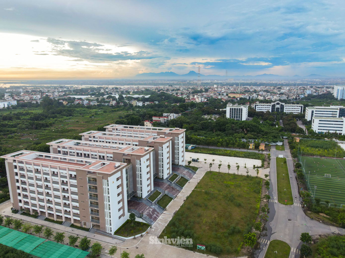 Học viện Tài chính cơ sở mới có sân bóng đá nằm trong khuôn viên trường. Học viện Tài chính cơ sở mới có sân bóng đá nằm trong khuôn viên trường.