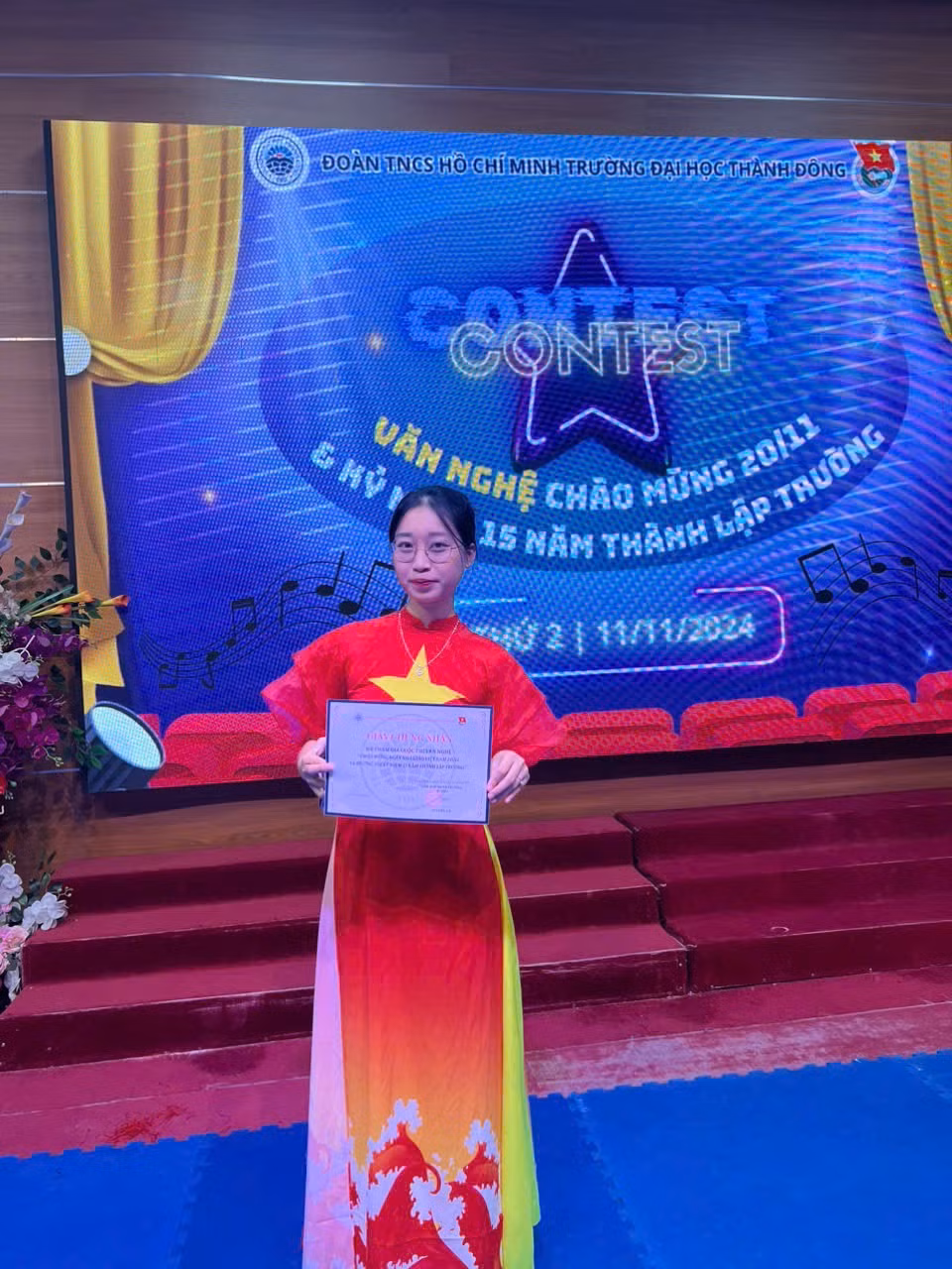 Thùy Linh cùng đội đã xuất sắc đạt giải Nhì trong một cuộc thi văn nghệ toàn trường – thành tích đầu tiên ở môi trường đại học.