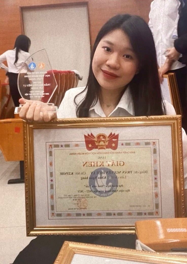 Diệu Ly đạt danh hiệu “Sinh viên 5 Tốt” cấp Học viện trong nhiều năm học. Diệu Ly đạt danh hiệu “Sinh viên 5 Tốt” cấp Học viện trong nhiều năm học.