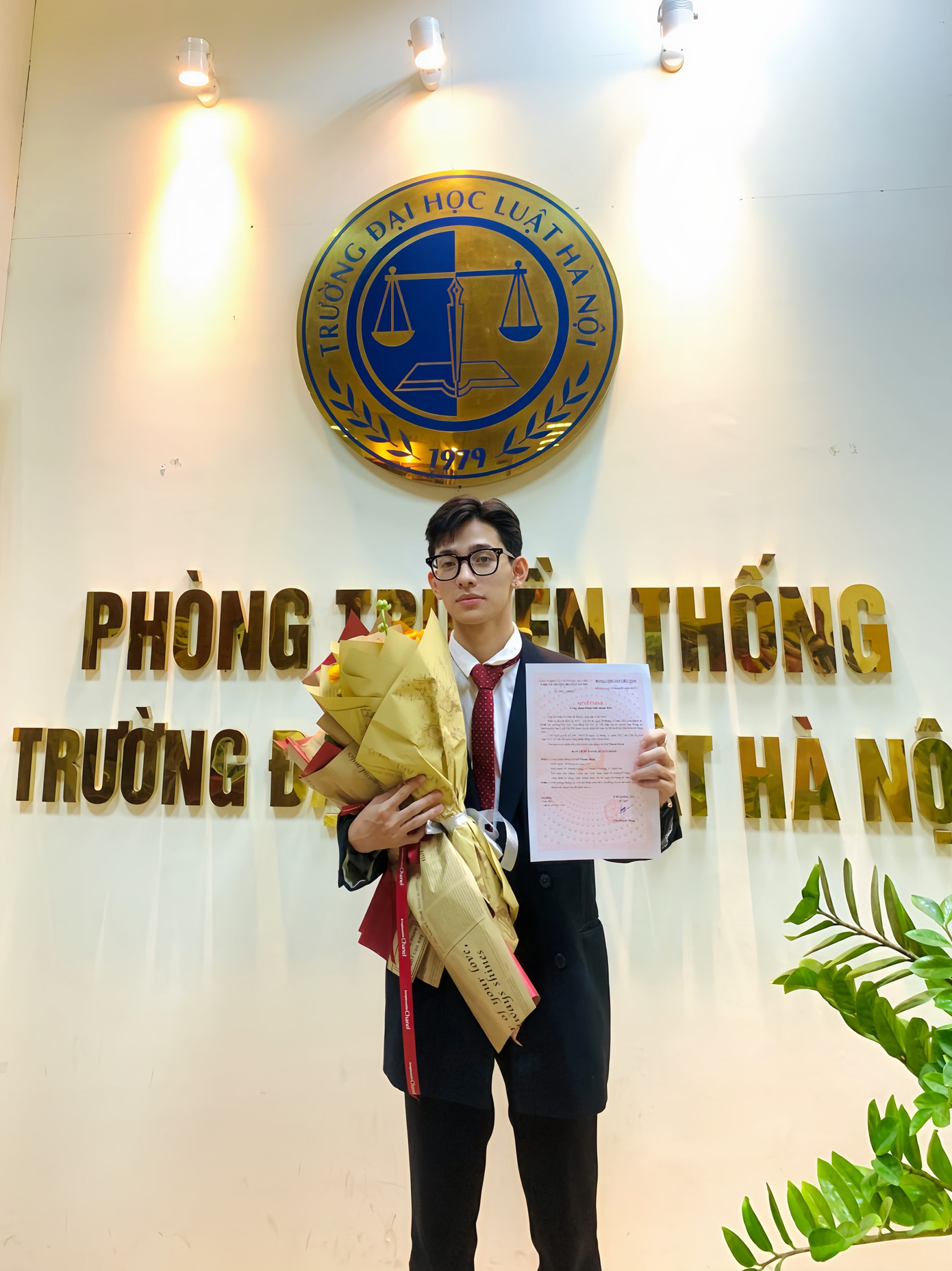 Lê Thanh Bách (sinh năm 2003) là Đảng viên trẻ, sinh viên tiêu biểu của Đại học Luật Hà Nội (HLU) với nhiều thành tích đáng ngưỡng mộ.