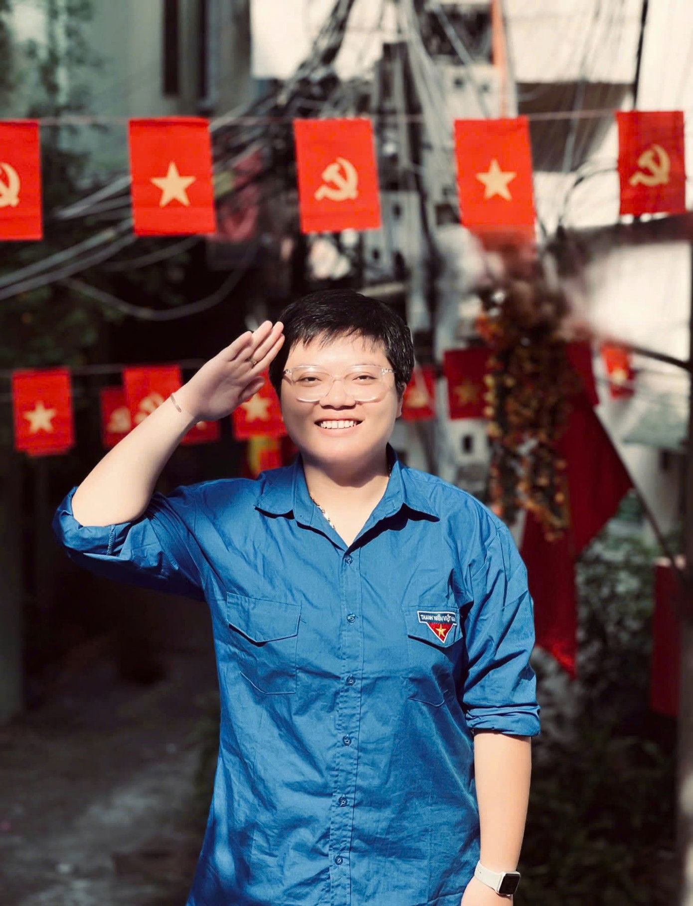 Bạn Trần Thu Hoài - Bí thư Đoàn phường Yên Phụ cùng các bạn Đoàn viên treo cờ. Bạn Trần Thu Hoài - Bí thư Đoàn phường Yên Phụ cùng các bạn Đoàn viên treo cờ.