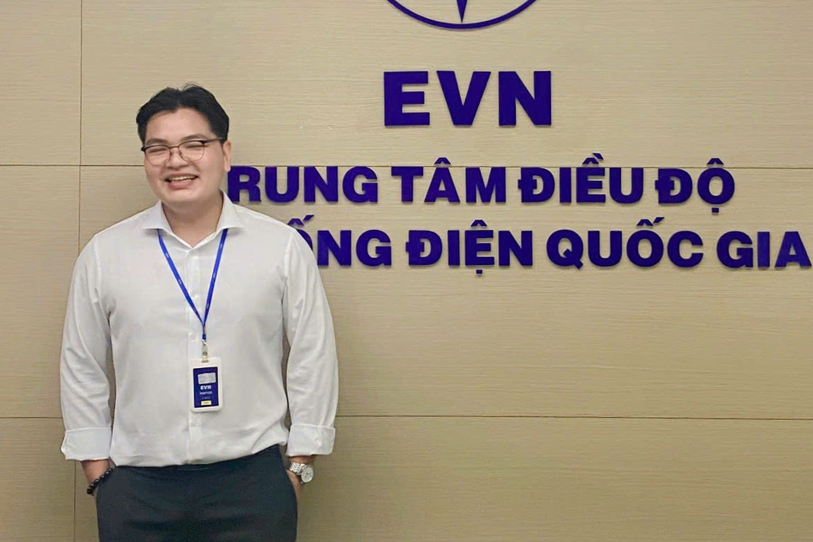 Duy Linh tại cơ quan trong ngày đầu đi làm.
