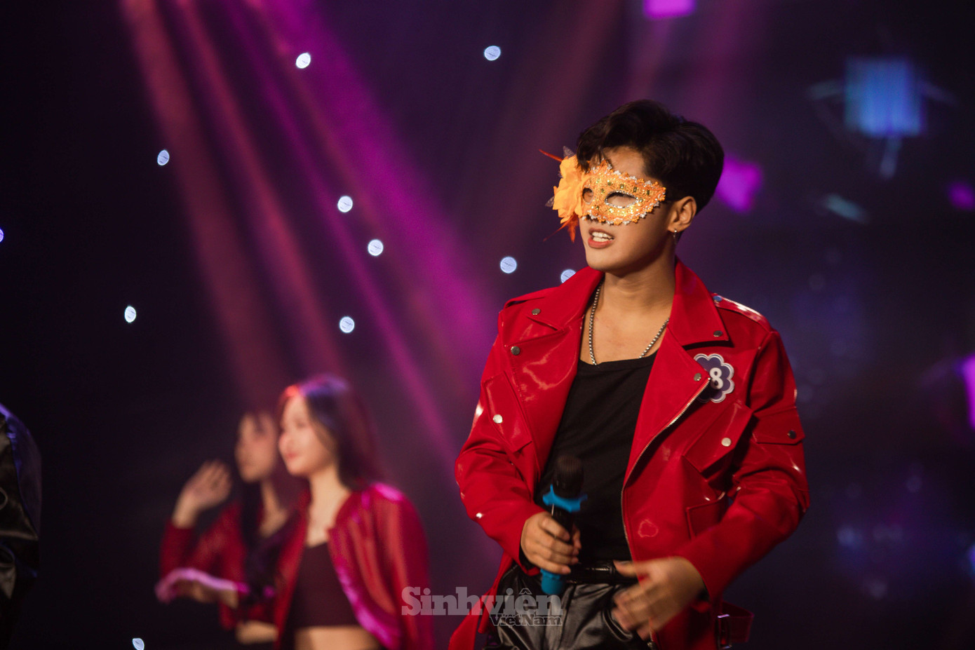 Màn trình diễn lôi cuốn của mascot “Cánh cam” “đốn tim” phái đẹp.