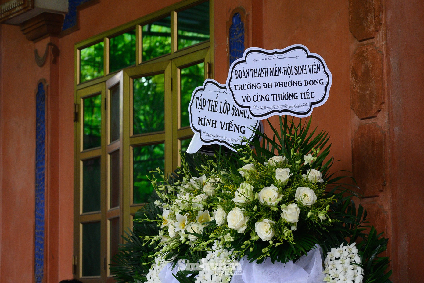 Nhìn thấy bạn bè đồng trang lứa với Khải, chị gái của Khải lã chã nước mắt từ ngoài cổng. Mới hôm kia thôi, sau khi vừa thi xong hôm cuối, Khải còn gọi điện về hẹn ngày về quê.