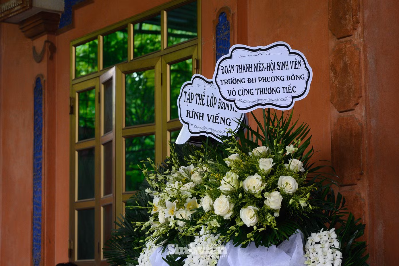 Nhìn thấy bạn bè đồng trang lứa với Khải, chị gái của Khải lã chã nước mắt từ ngoài cổng. Mới hôm kia thôi, sau khi vừa thi xong hôm cuối, Khải còn gọi điện về hẹn ngày về quê.