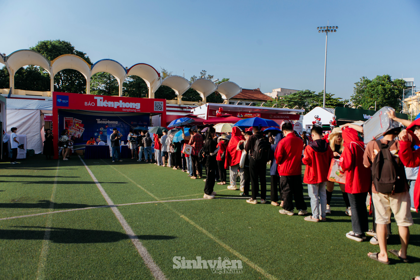Hàng trăm sinh viên đã tới gian hàng Báo Tiền Phong để tham gia chương trình ký tặng sách Trường học hay Trường đời của tác giả, nhà báo Nguyễn Tuấn Anh.