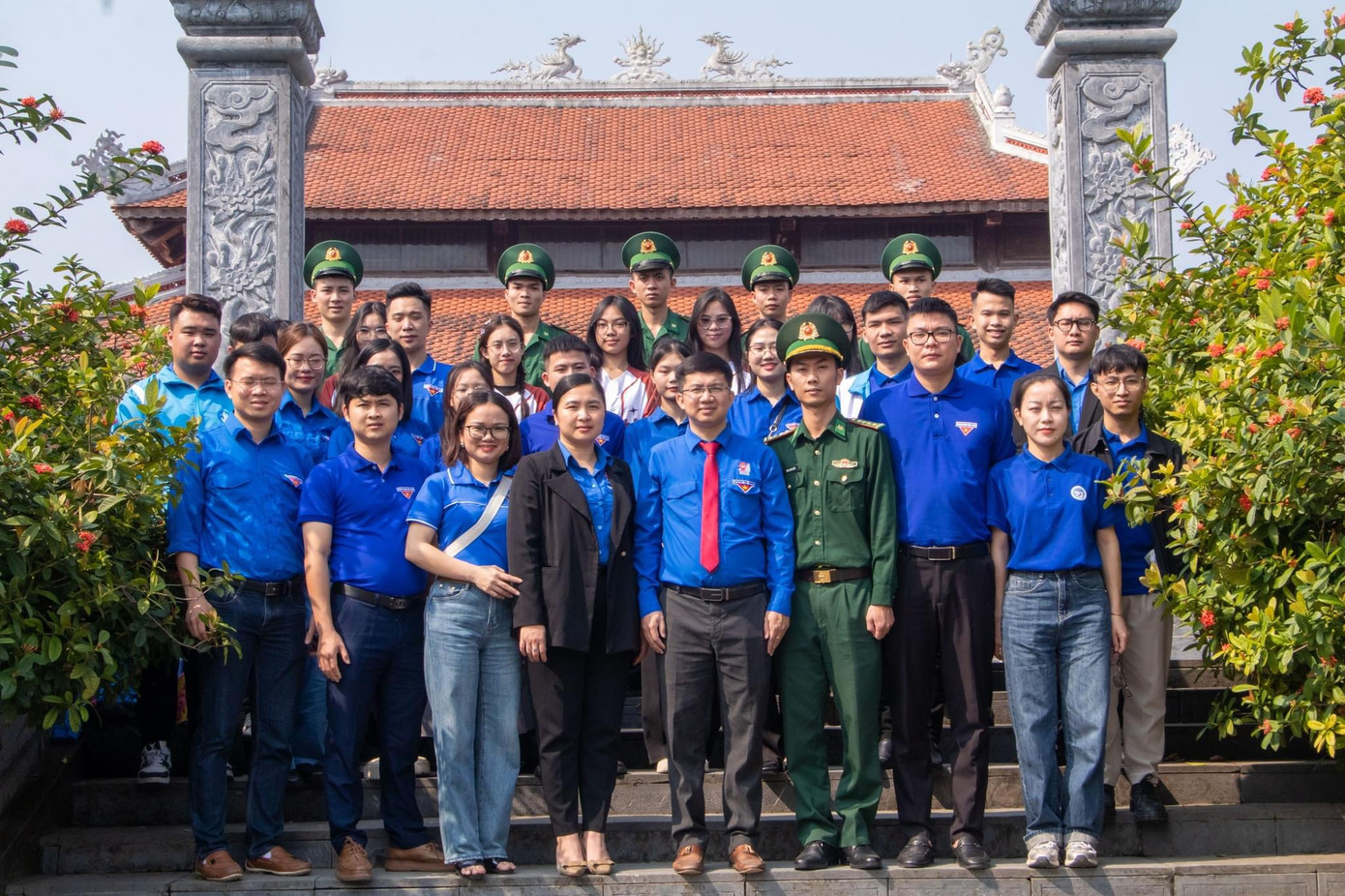 Thành Lộc (đứng đầu tiên từ phải sang hàng thứ 3) tham gia hoạt động về nguồn cùng Đoàn Trường Đại học Vinh tại Truông Bồn. Thành Lộc (đứng đầu tiên từ phải sang hàng thứ 3) tham gia hoạt động về nguồn cùng Đoàn Trường Đại học Vinh tại Truông Bồn.