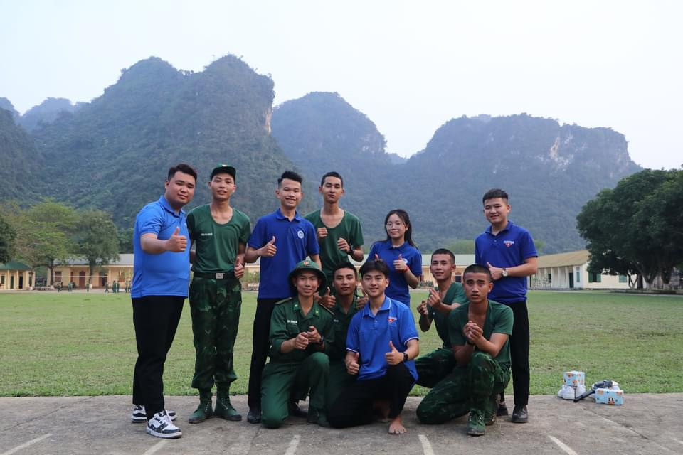 Thành Lộc (đứng thứ 3 từ trái sang) tham gia hoạt động giao lưu cùng chiến sỹ bộ đội biên phòng. Thành Lộc (đứng thứ 3 từ trái sang) tham gia hoạt động giao lưu cùng chiến sỹ bộ đội biên phòng.