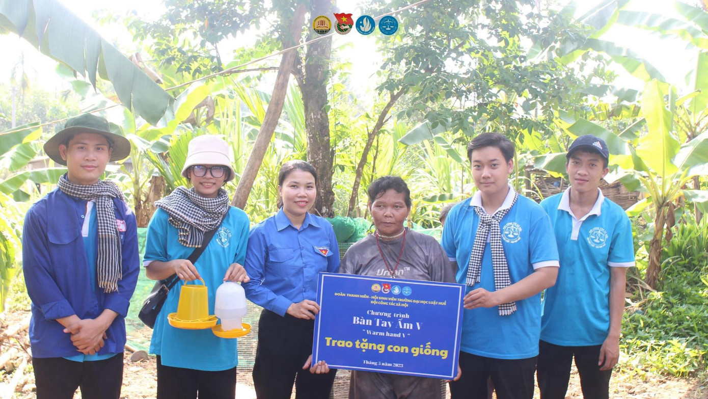 Phước Triển dành thời gian của những ngày nghỉ lễ để lên kế hoạch cho chuỗi chương trình thiện nguyện của Đội công tác xã hội.