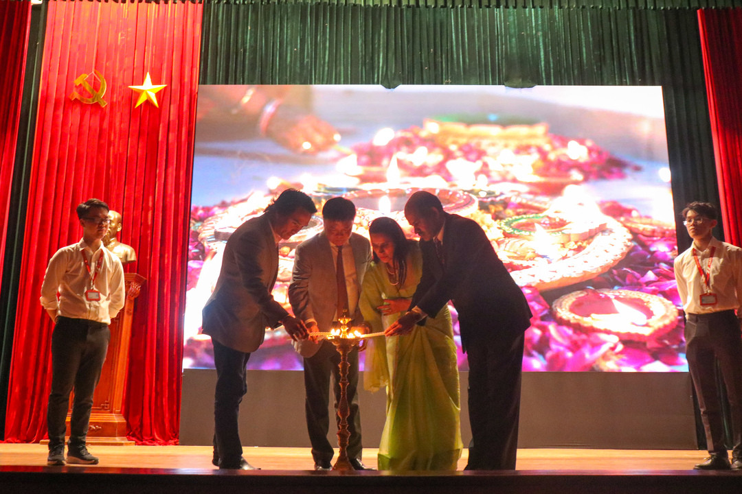 Các đại biểu thực hiện nghi thức thắp đèn truyền thống của Ấn Độ để bắt đầu chương trình.