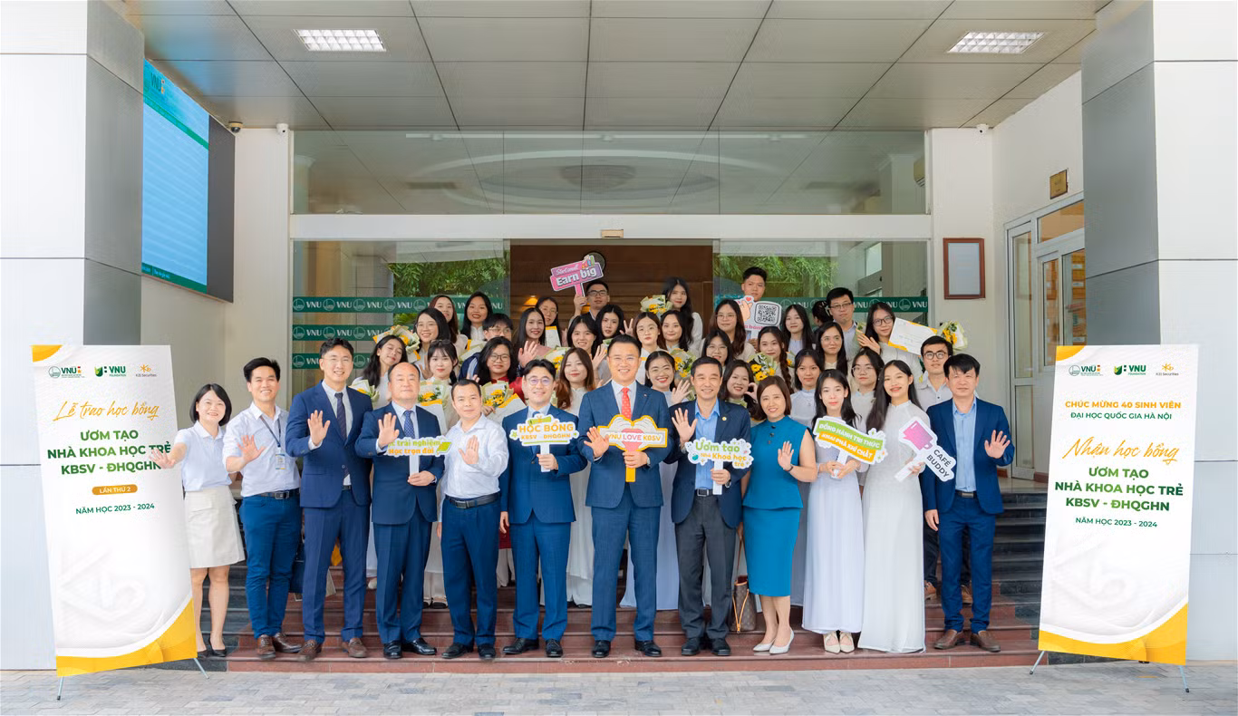 Lê Thuỳ Trang tại Lễ trao Học bổng “Ươm tạo Nhà khoa học trẻ KBSV” năm học 2023-2024 của CTCP Chứng khoán KB Việt Nam.