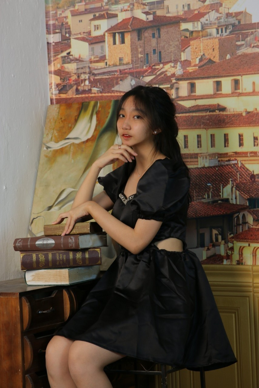 Bùi Ngân Hà Nhi (sinh năm 2006) là cựu học sinh lớp 12 Anh 1 trường THPT chuyên, trường Đại học Sư phạm Hà Nội.