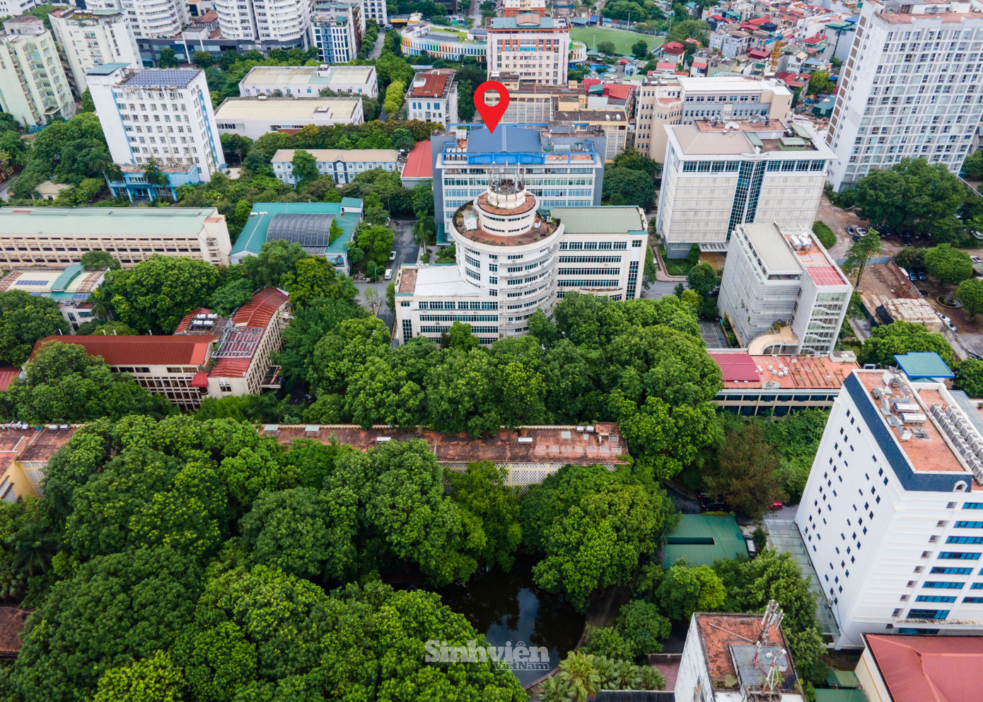 Trường Đại học Khoa học và Công nghệ Hà Nội (USTH) nằm trong khuôn viên rộng lớn, rợp bóng cây xanh của Viện Hàn lâm Khoa học và Công nghệ Việt Nam.