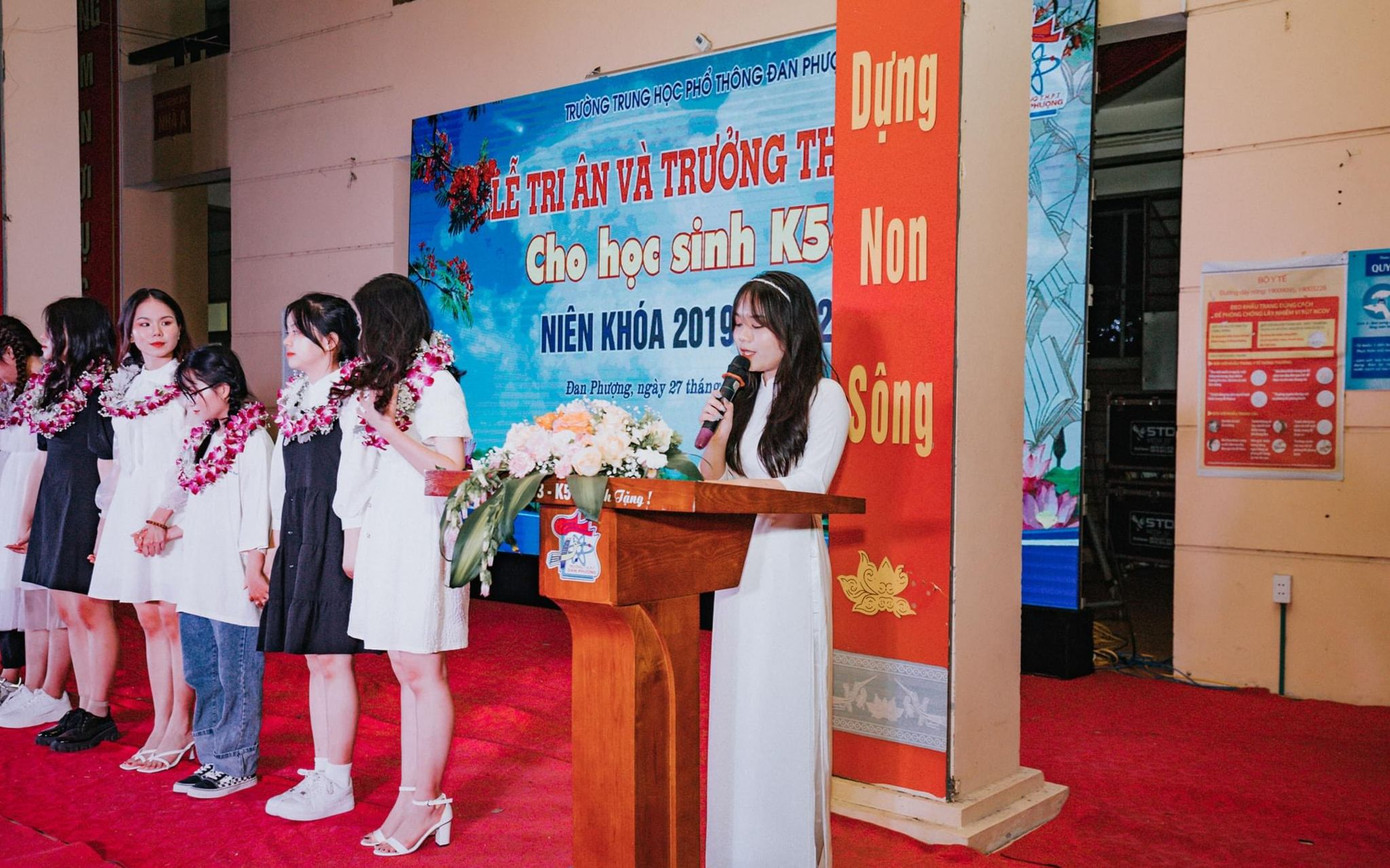 Yến Chi đại diện học sinh toàn khóa phát biểu lời tri ân tới cha mẹ đêm bế giảng cuối cùng.
