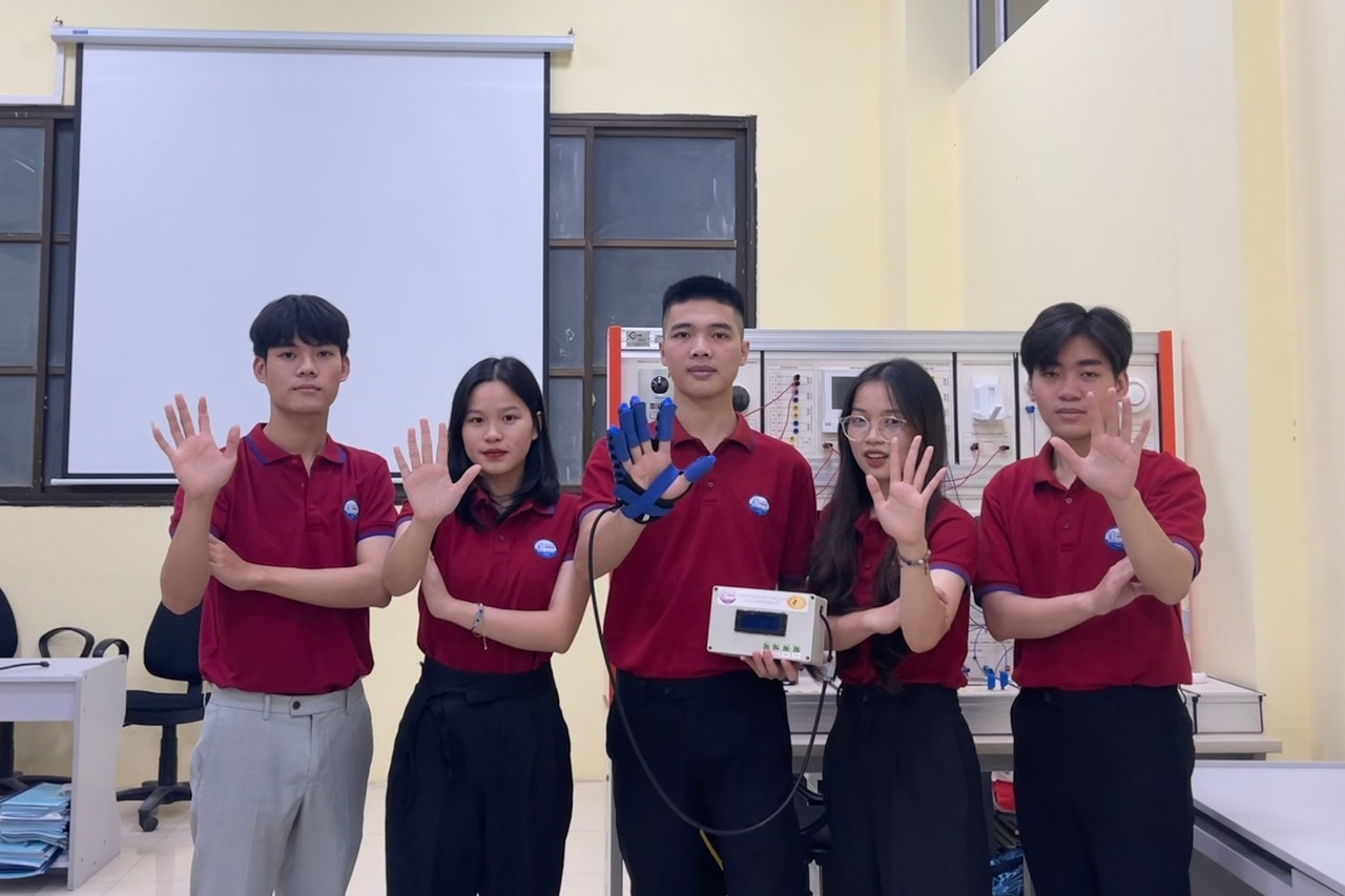 Trên tay bộ sản phẩm Hand of Hope. Trên tay bộ sản phẩm Hand of Hope.