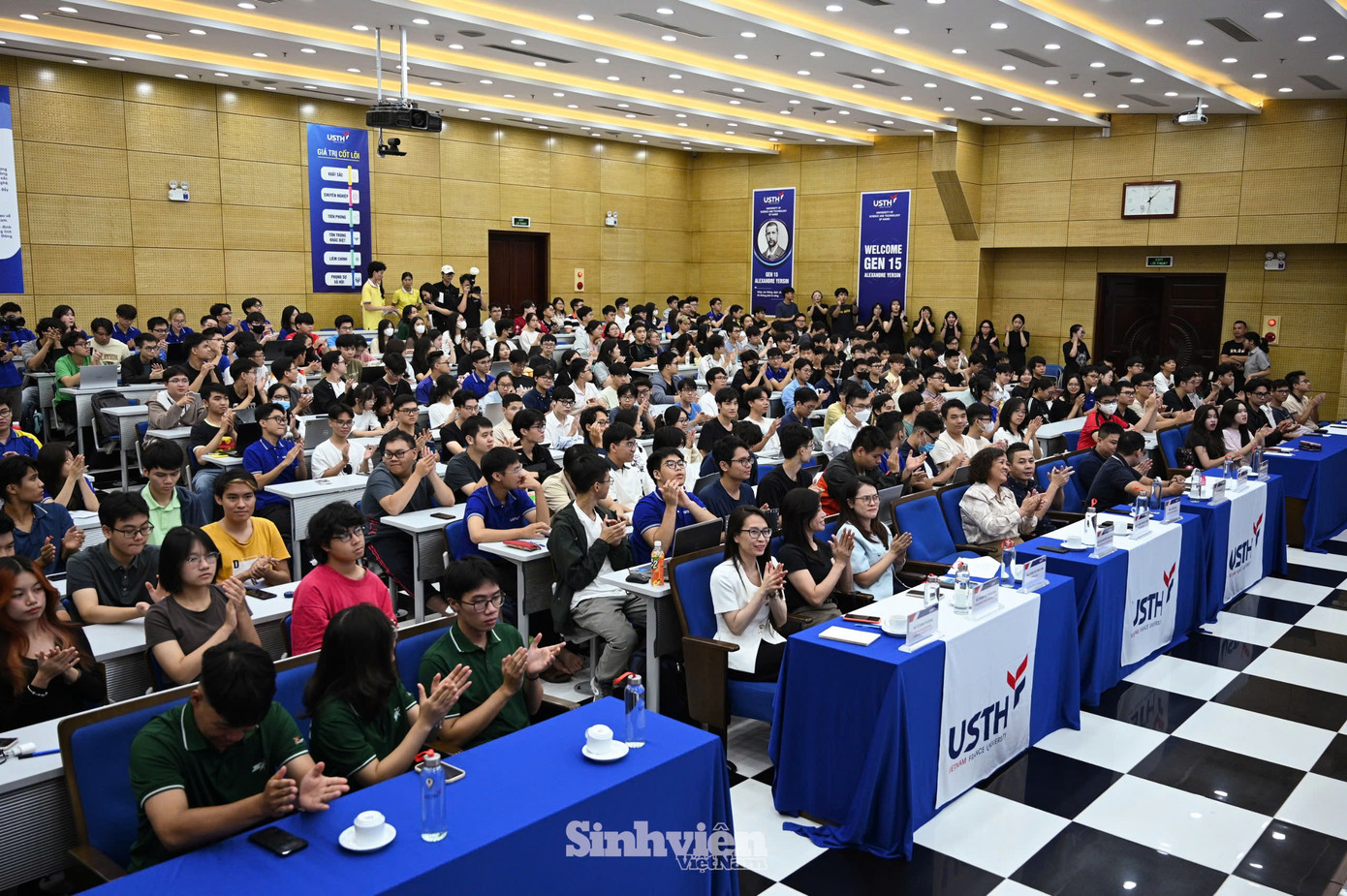 Hàng trăm sinh viên tham dự toạ đàm hướng nghiệp “Trường học hay Trường đời" số thứ 2. Hàng trăm sinh viên tham dự toạ đàm hướng nghiệp “Trường học hay Trường đời" số thứ 2.