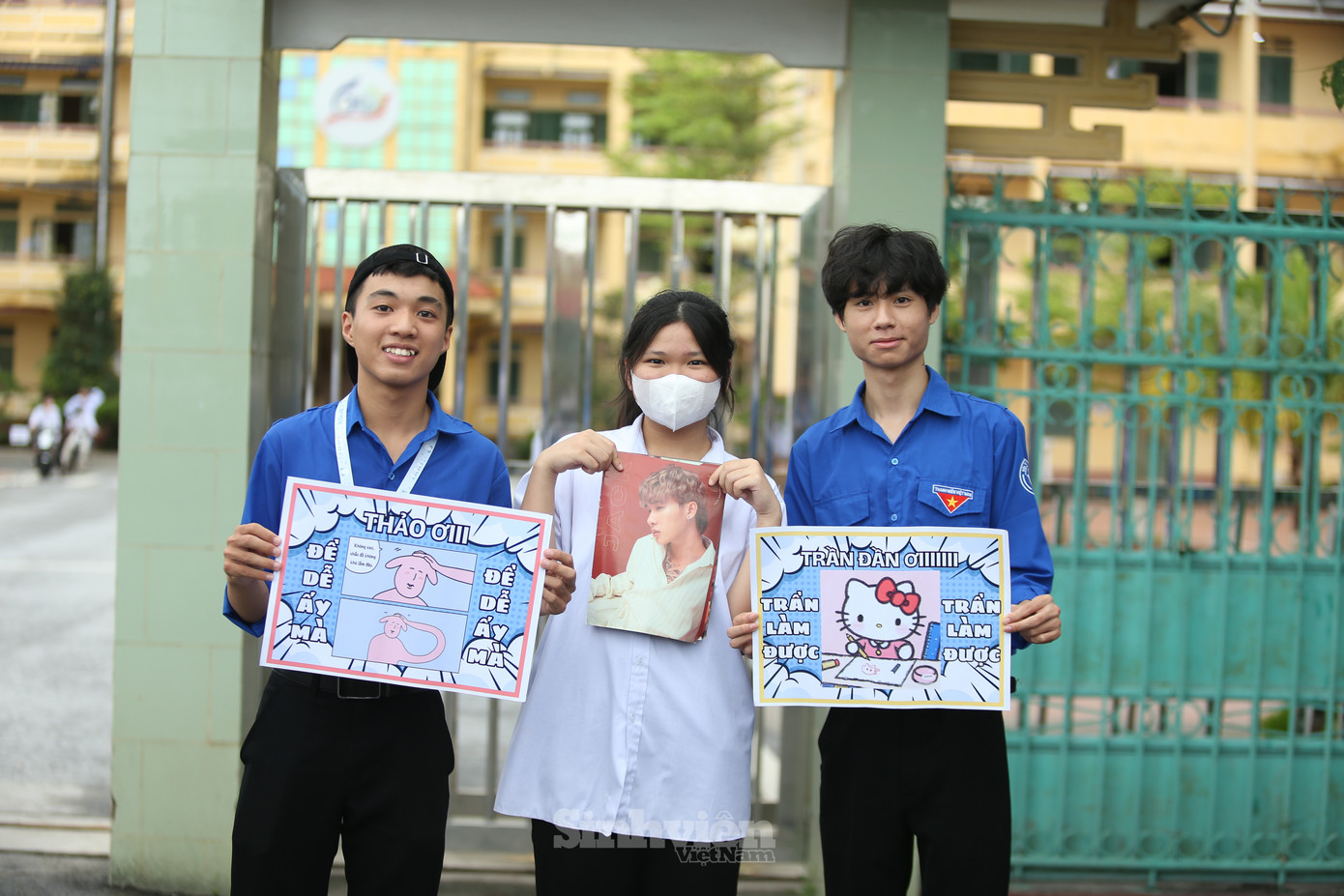 Bạn Thu Thảo (giữa) tại điểm thi Trường THPT Tây Tiền Hải - Thái Bình chia sẻ: "Em thấy đề văn năm nay không có những yếu tố bất ngờ, tuy nhiên đề khá là dài. Phần đọc hiểu em thấy không giống cấu trúc như mọi năm nhưng cũng khá dễ, chỉ cần đọc kỹ văn bản. Về tác phẩm Đất Nước, em thấy chủ đề này khá gần gũi, dễ viết nhưng dung lượng quá lớn, có rất nhiều thứ để phân tích, do đó cần chắt lọc và căn thời gian hợp lý. Em tiếc nuối vì chưa hoàn thành trọn vẹn được phần nghị luận văn học."