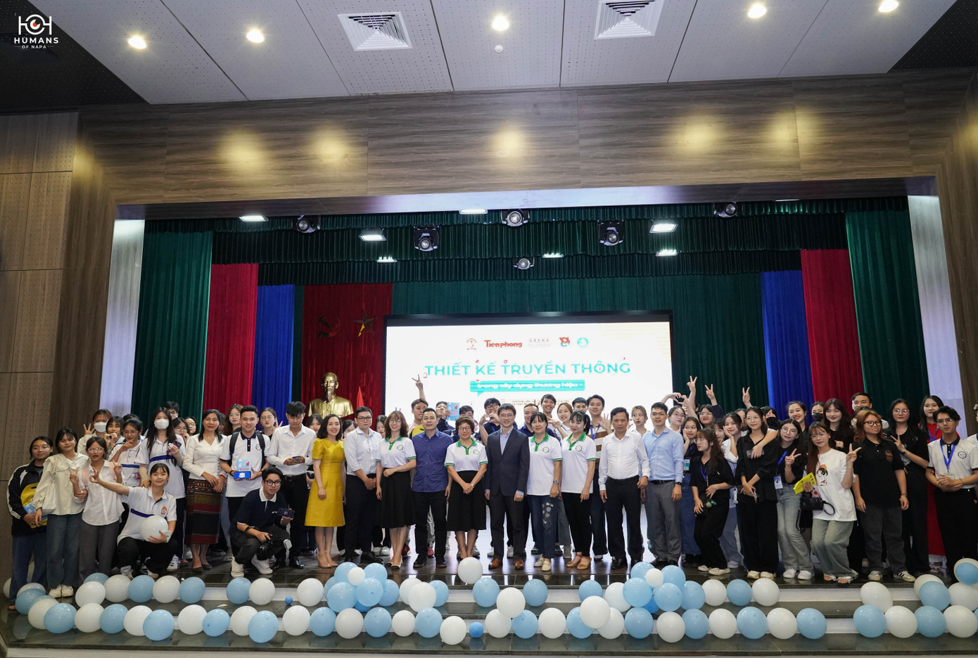 Đông cùng các bạn sinh viên tham gia buổi toạ đàm “Thiết kế truyền thông trong xây dựng thương hiệu” do báo Tiền Phong phối hợp tổ chức cùng Học viện Hành chính Quốc gia.