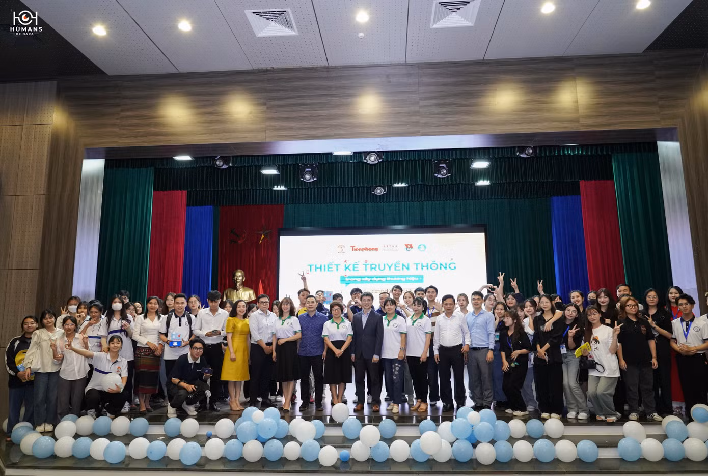 Đông cùng các bạn sinh viên tham gia buổi toạ đàm “Thiết kế truyền thông trong xây dựng thương hiệu” do báo Tiền Phong phối hợp tổ chức cùng Học viện Hành chính Quốc gia.