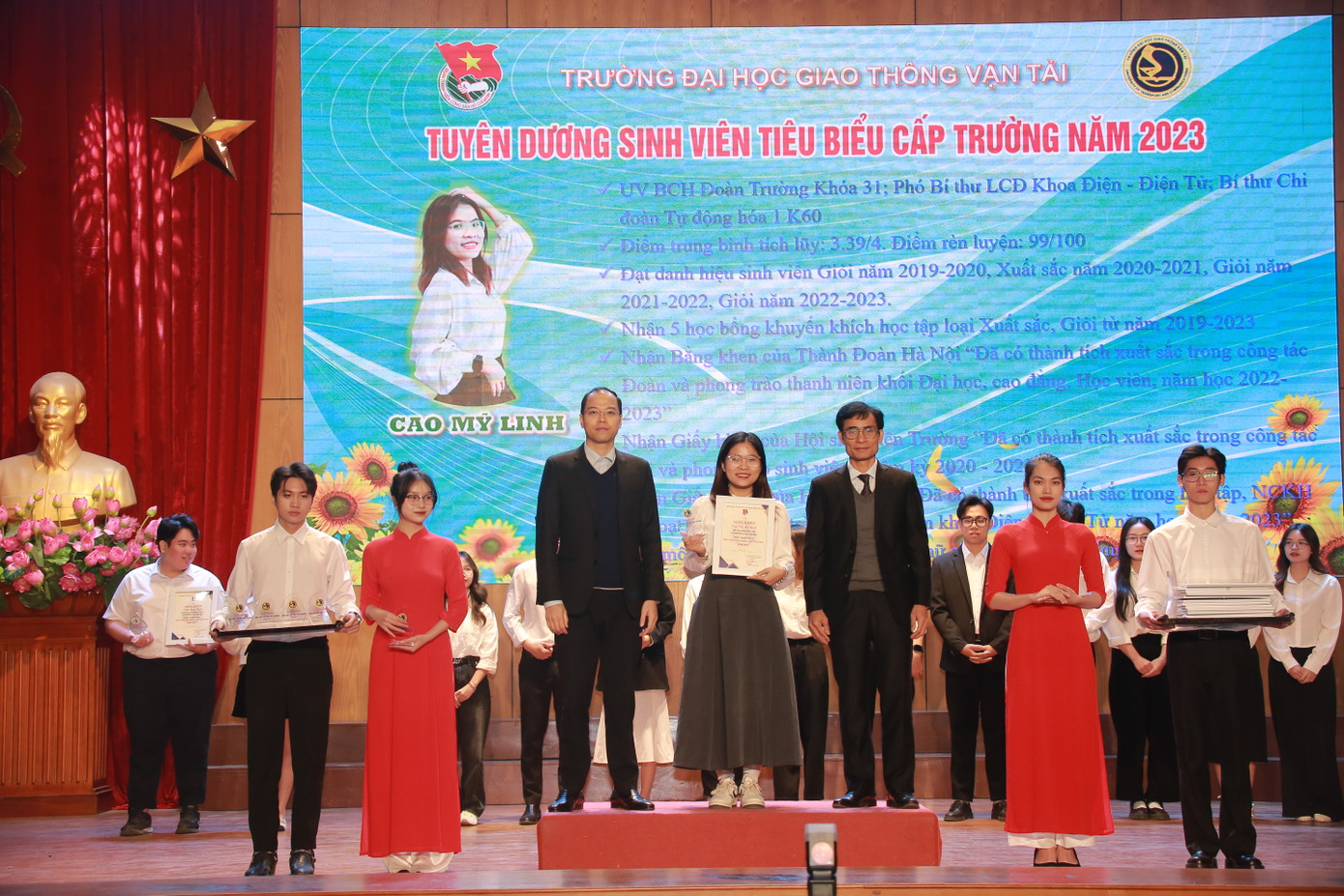 Mỹ Linh nhận khen thưởng Gương mặt sinh viên tiêu biểu cấp trường năm 2023.