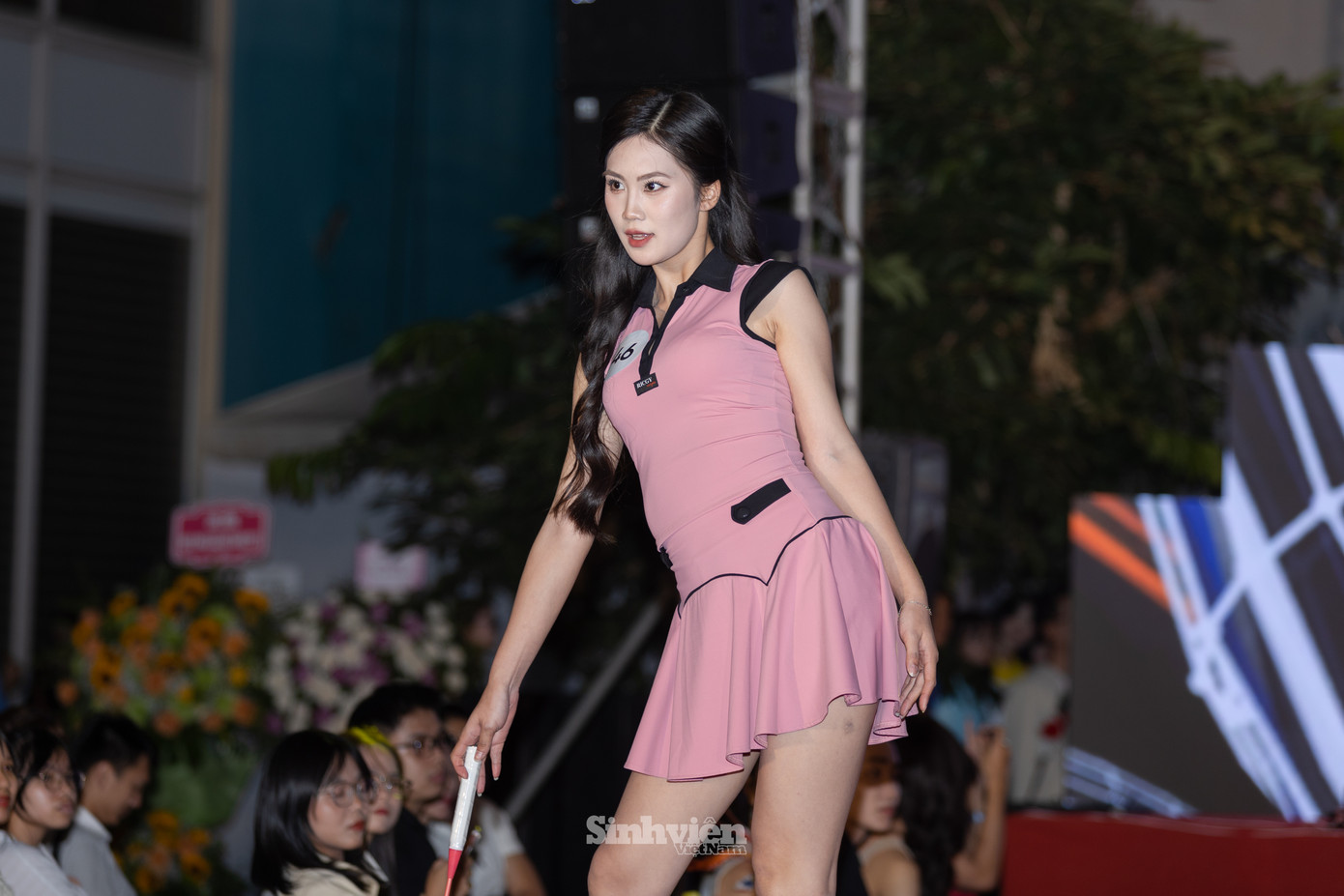 Á khôi 1 Thu Hằng trong phần thi trình diễn trang phục thể thao.