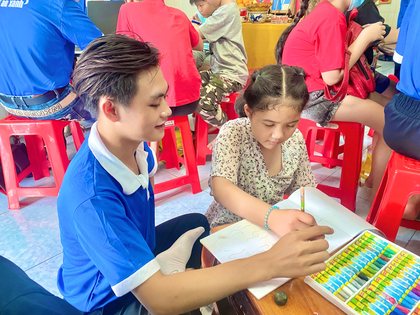 Trung Hậu cảm thấy hạnh phúc khi được truyền nguồn năng lượng tích cực đến mọi người.