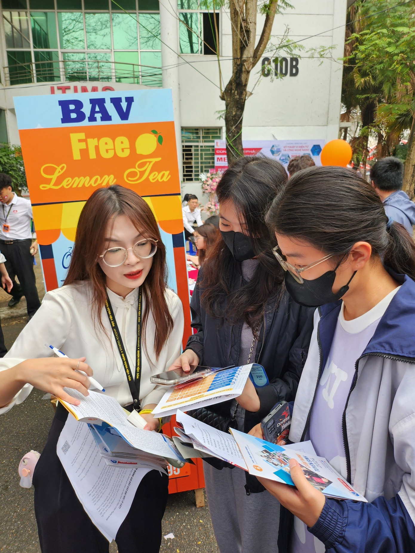 Thí sinh được thầy cô và các bạn sinh viên hướng dẫn nhiệt tình. (Ảnh: Hiếu Nguyễn)