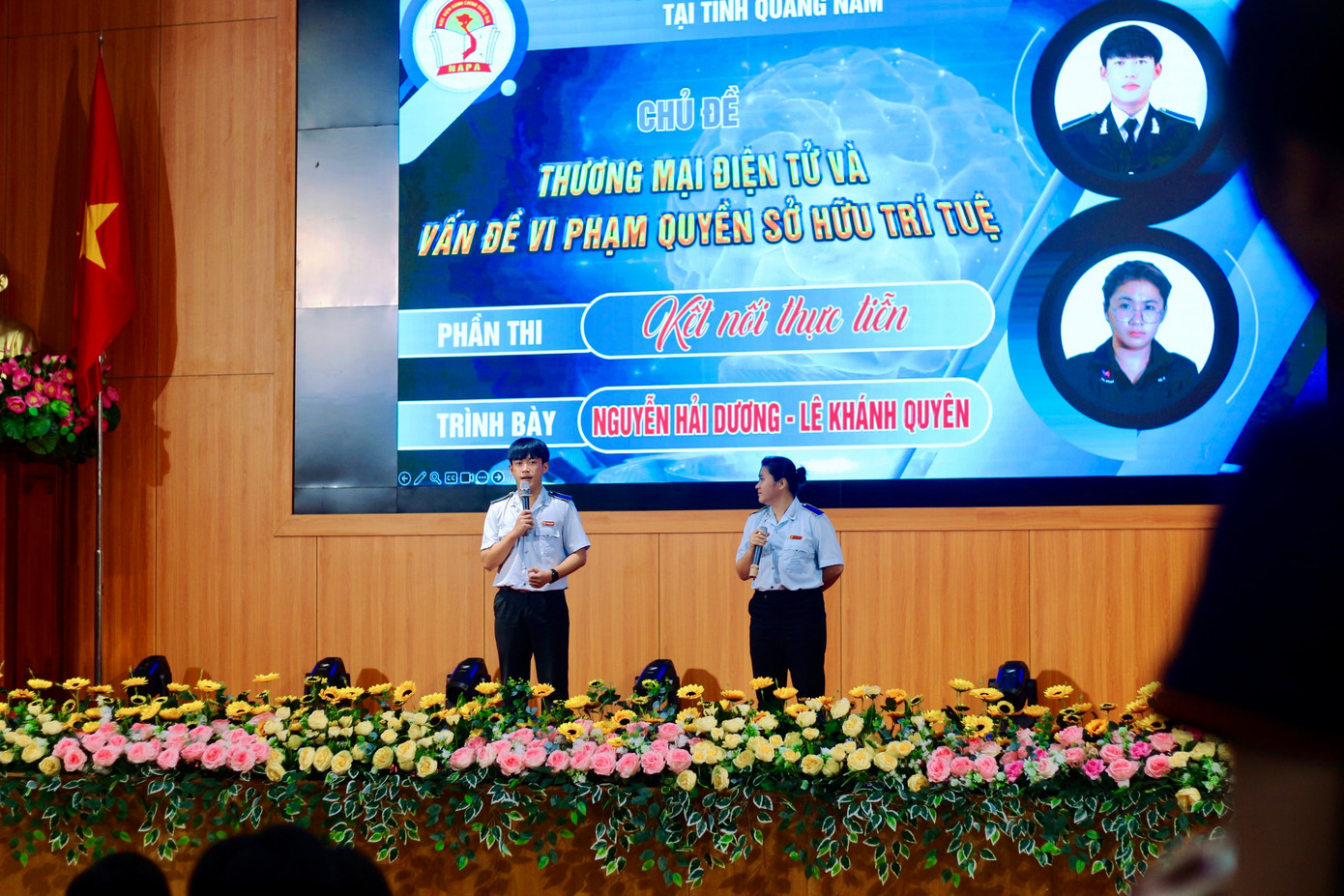 Dương đang hùng biện tại Cuộc thi sinh viên sáng tạo và quyền sở hữu trí tuệ lần IV - 2024 tại Trường Đại học Luật, Đại học Huế.