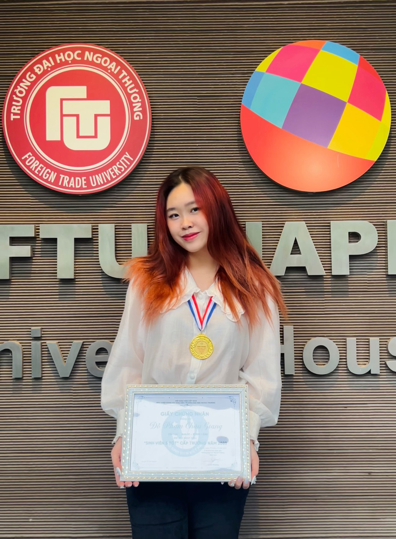 Đỗ Phạm Châu Giang xuất sắc nhận bằng khen Sinh viên 5 tốt cấp trường của Đại học Ngoại thương.