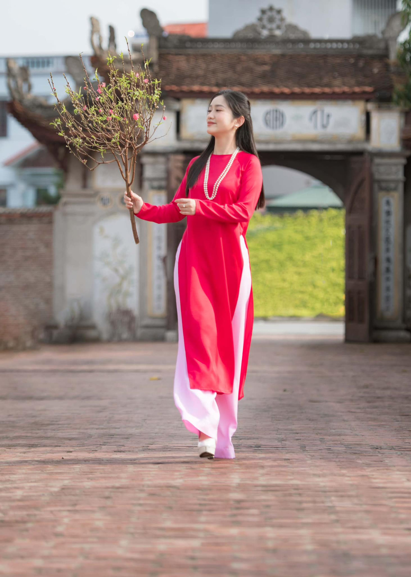 Nữ sinh quê Ninh Bình dành cho áo dài truyền thống Việt Nam một tình cảm đặc biệt. Nữ sinh quê Ninh Bình dành cho áo dài truyền thống Việt Nam một tình cảm đặc biệt.