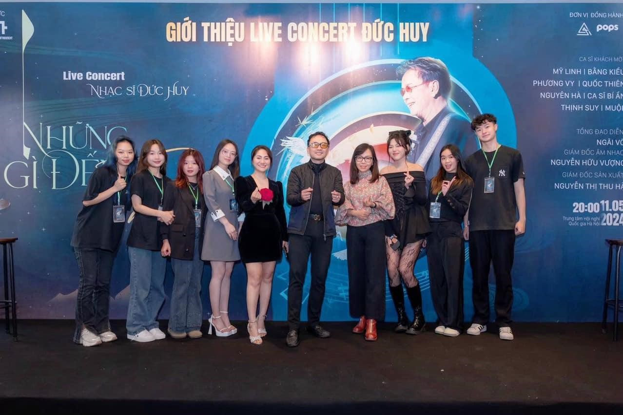 PGS.TS. Nguyễn Việt Khôi cùng ê kíp giảng viên và sinh viên ngành Quản lý giải trí &amp; Sự kiện tham gia thực chiến một khâu sản xuất chương trình biểu diễn nghệ thuật.