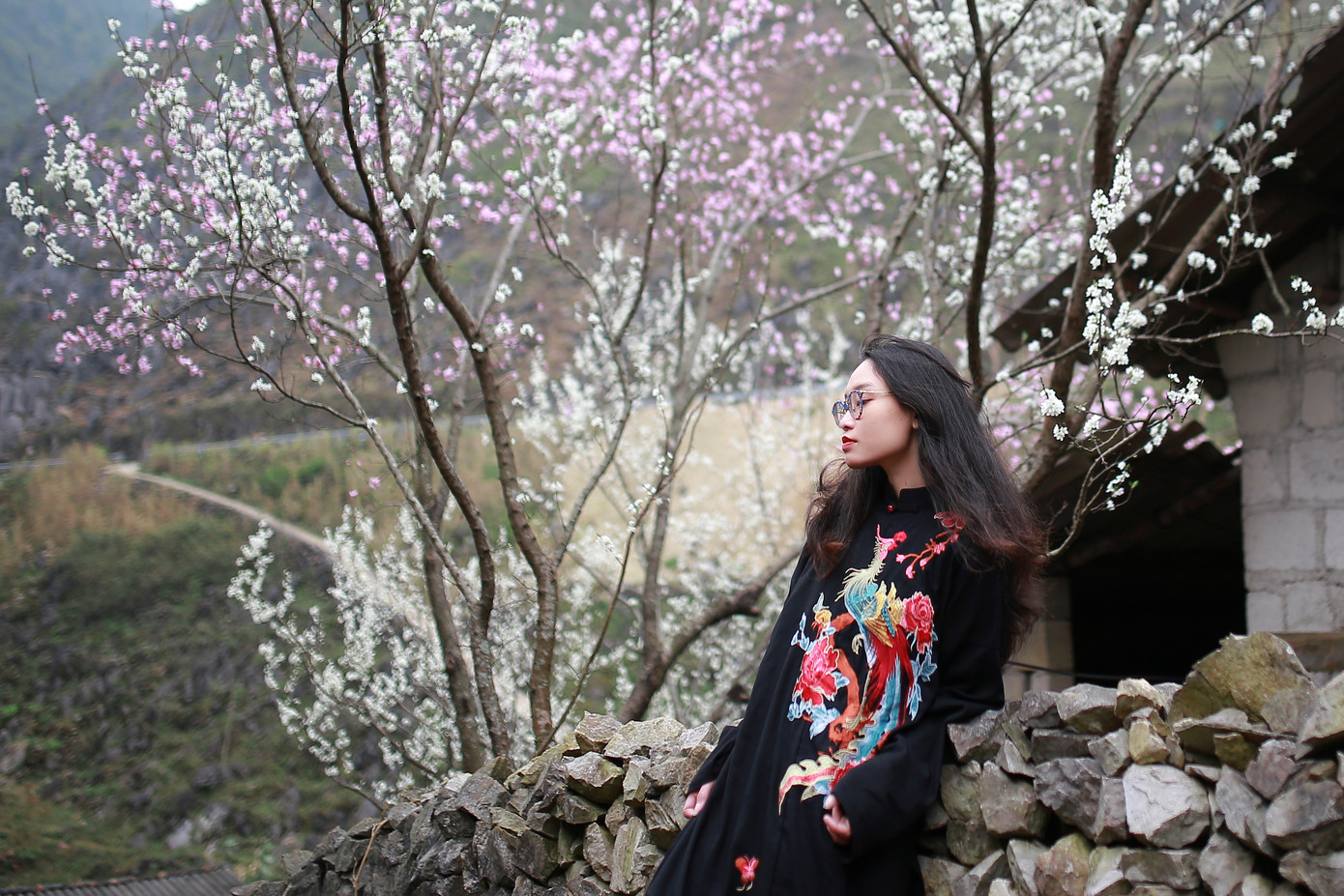 Diện áo dài khi du lịch Hà Giang. Diện áo dài khi du lịch Hà Giang.