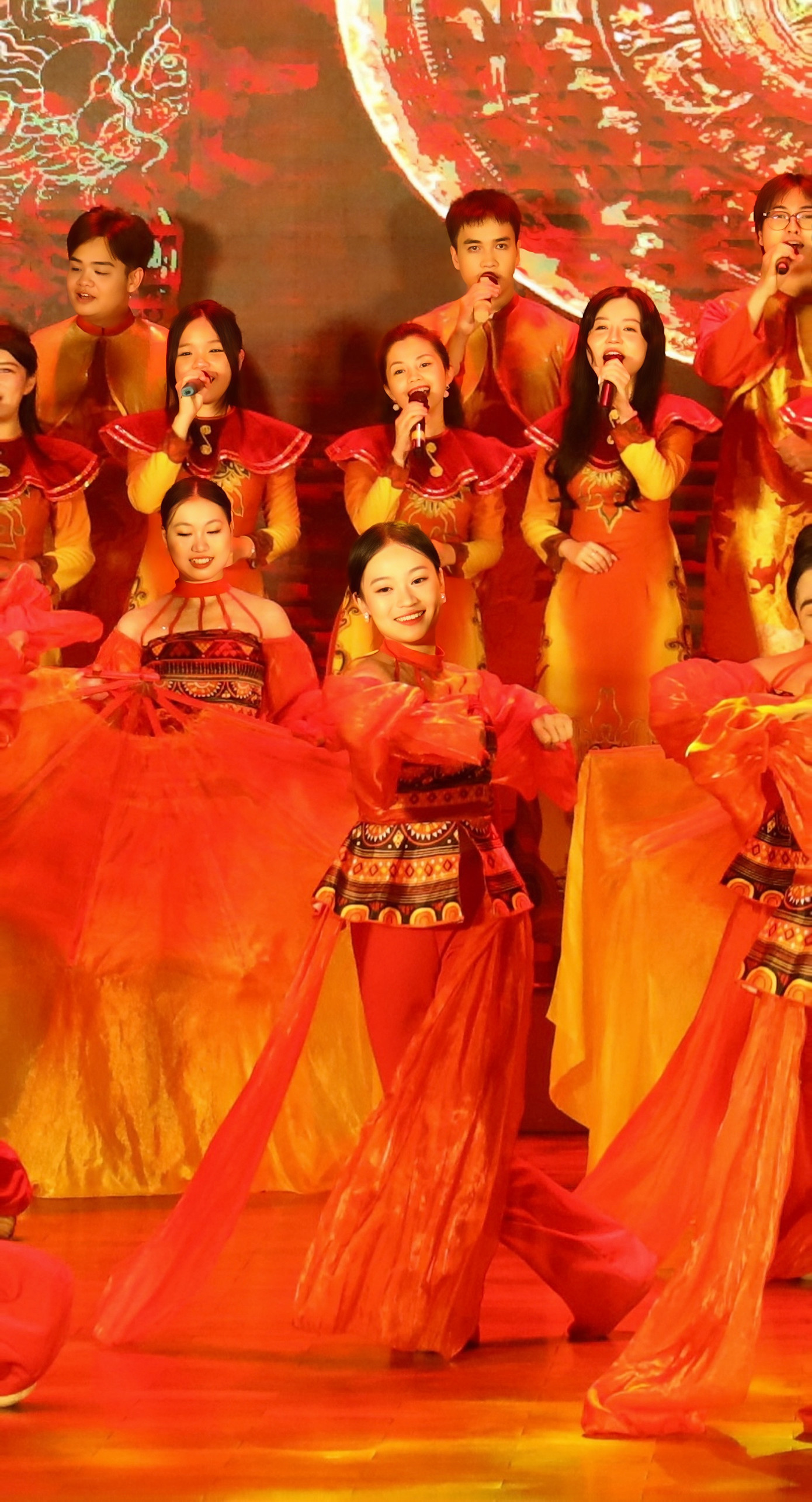 Duy Phương trong một tiết mục múa đậm đà bản sắc dân tộc.