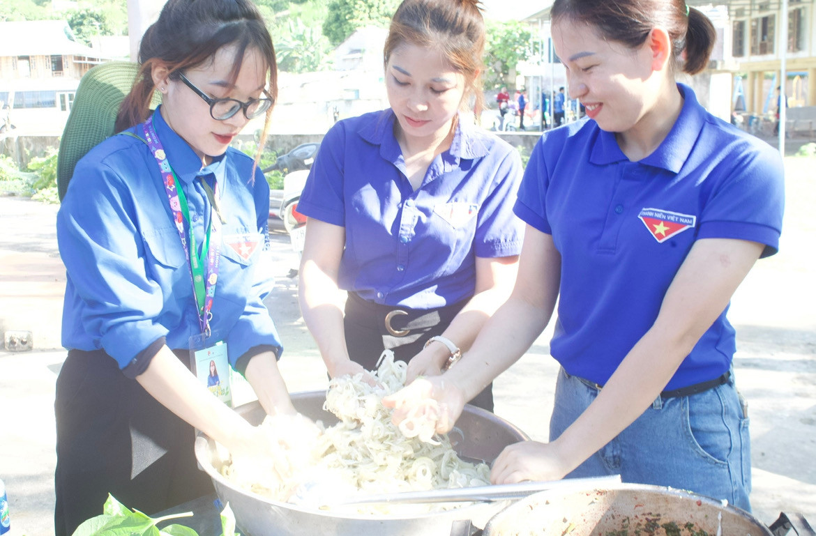 Thùy Linh (đầu tiên bên trái) là tình nguyện viên chiến dịch Thanh niên tình nguyện hè năm 2023.