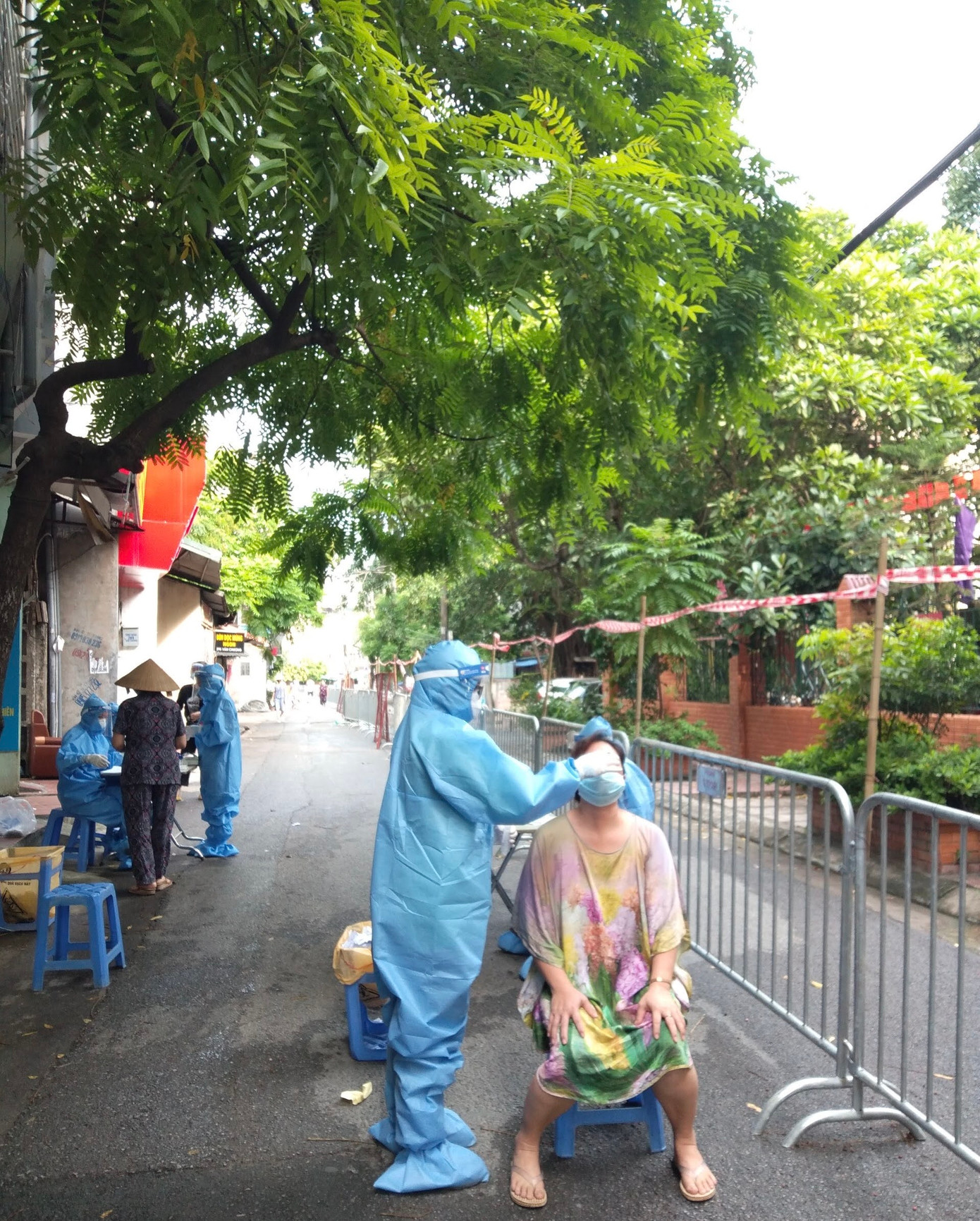 Thùy Linh từng là tình nguyện viên lấy mẫu dịch COVID - 19 tại quận Đống Đa, thành phố Hà Nội.