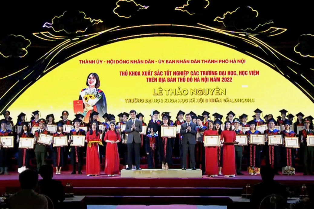 Nhận danh hiệu thủ khoa tốt nghiệp xuất sắc thành phố Hà Nội năm 2022. Nhận danh hiệu thủ khoa tốt nghiệp xuất sắc thành phố Hà Nội năm 2022.