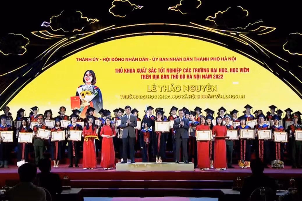 Nhận danh hiệu thủ khoa tốt nghiệp xuất sắc thành phố Hà Nội năm 2022.