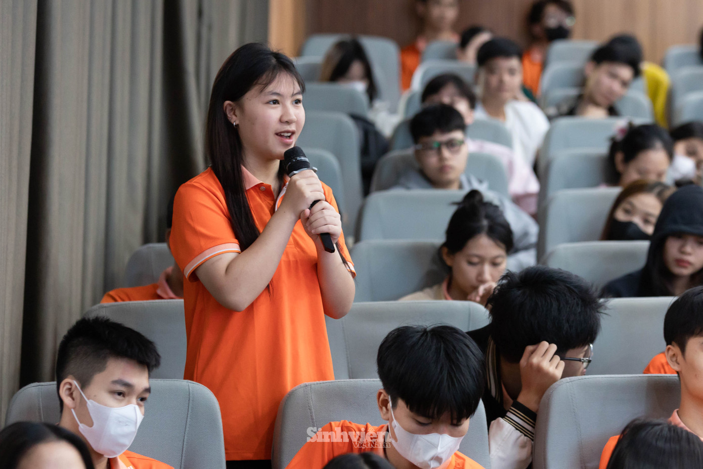 Sinh viên Trường Đại học Đại Nam đặt nhiều câu hỏi hay khiến các diễn giả cao hứng quên cả thời lượng chương trình, say sưa với các vấn đề của của sinh viên ngành Du lịch.