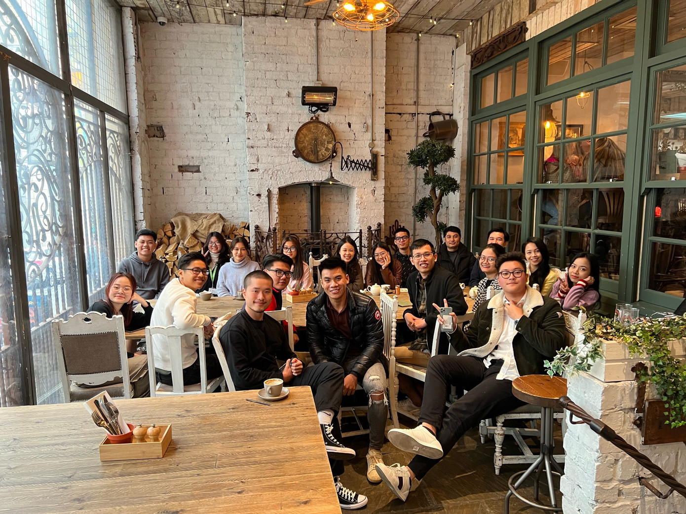 Nhân chụp cùng Hội Sinh viên Việt Nam tại Đại học Tổng hợp Birmingham.