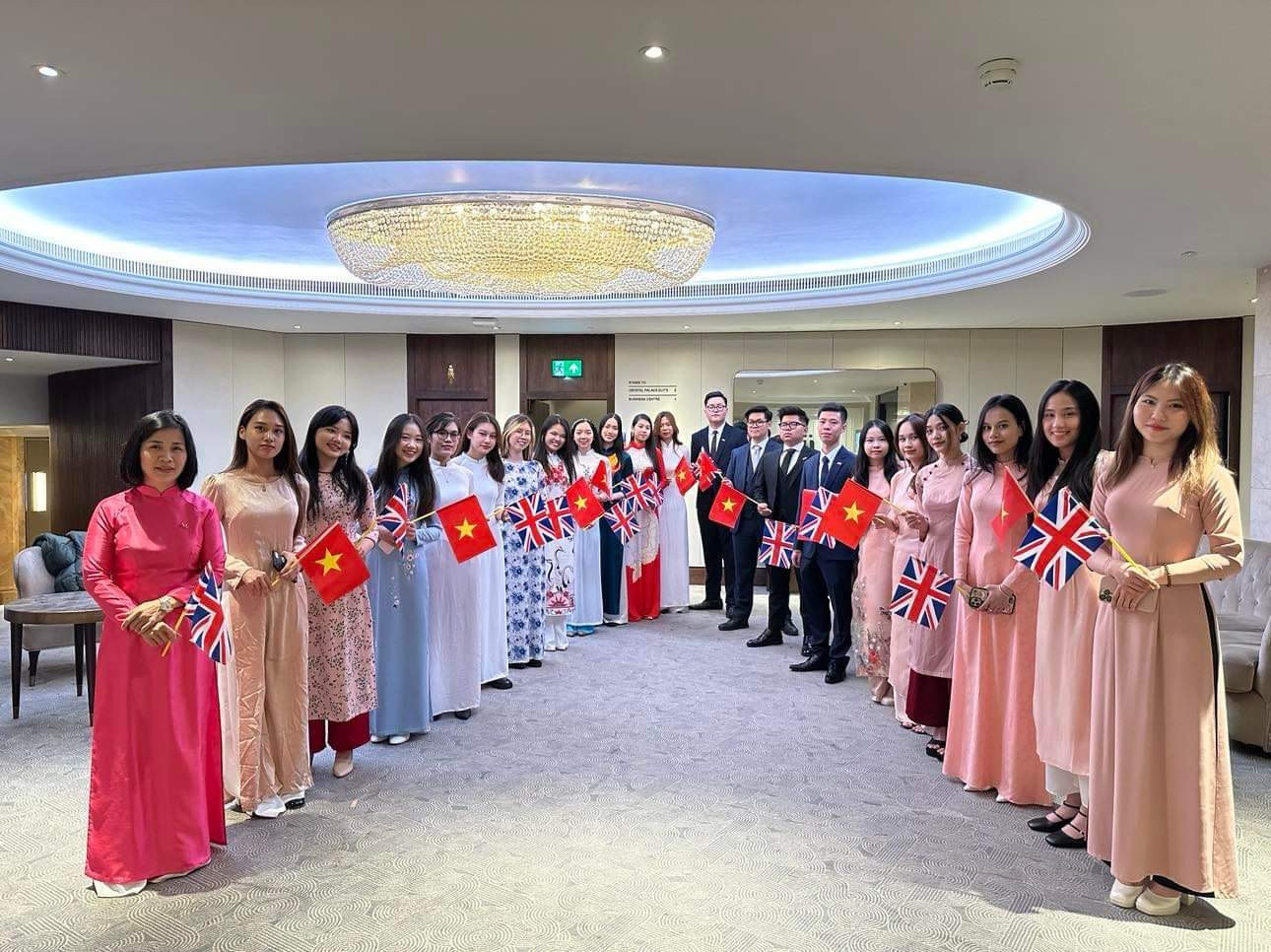 Nhân cùng đoàn sinh viên đón Chủ tịch nước Võ Văn Thưởng tới London, Vương quốc Anh trong chuyến công du năm 2023.