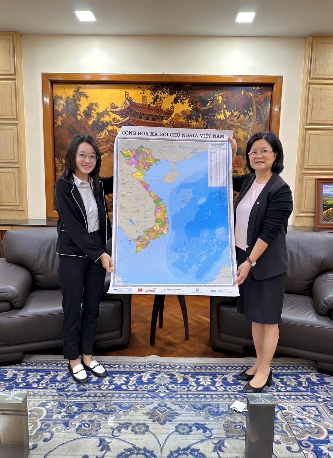 Hội Sinh viên Việt Nam tại Thái Lan tặng Đại sứ quán Việt Nam tại Thái Lan bản đồ Việt Nam - Tự hào một dải non sông