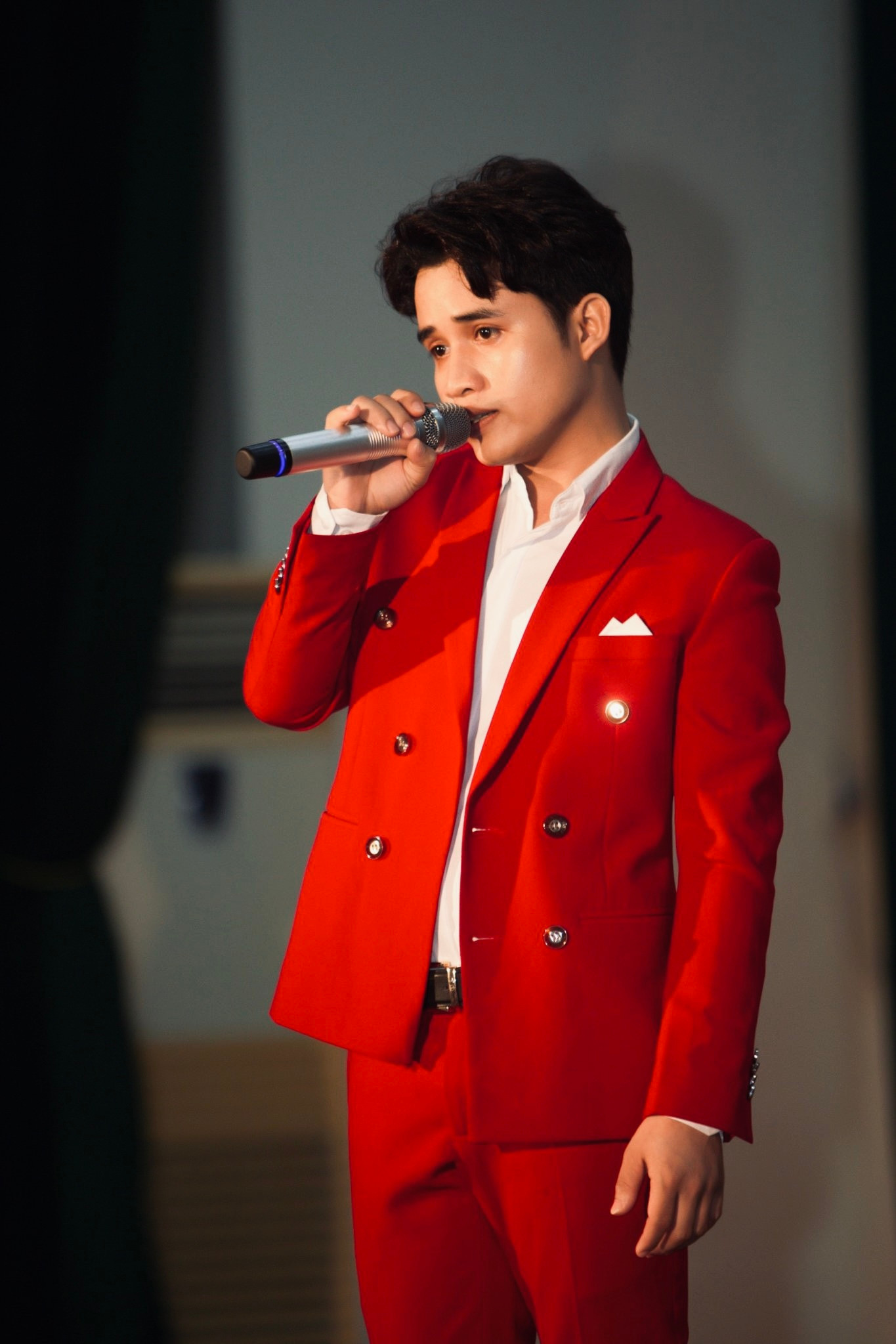 Ca sĩ Hồ Văn Kãnh – Quán quân cuộc thi Sao Mai khu vực miền Trung làm “xao xuyến” hội trường với chất giọng ngọt ngào. Ca sĩ Hồ Văn Kãnh – Quán quân cuộc thi Sao Mai khu vực miền Trung làm “xao xuyến” hội trường với chất giọng ngọt ngào.