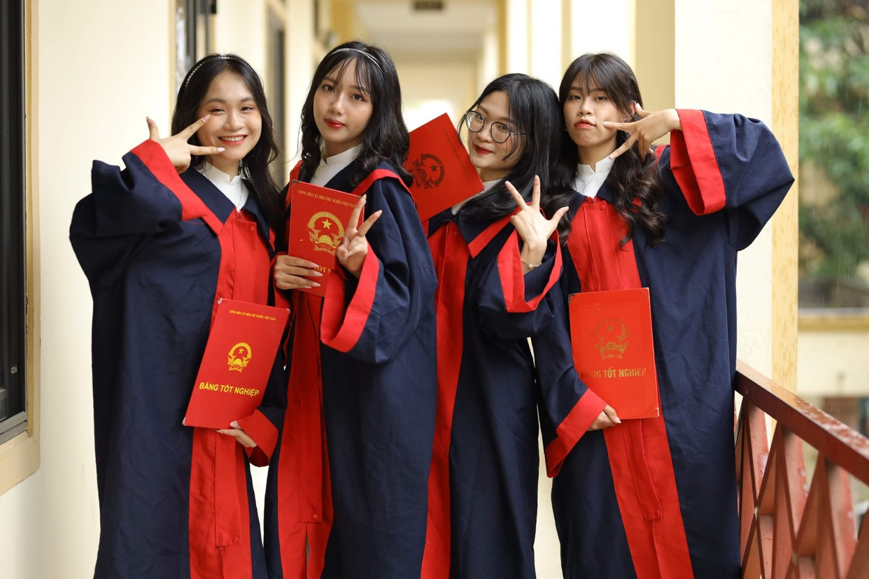 Khánh Linh (thứ nhất từ phải sang) luôn biết ơn vì trên hành trình của mình gặp được những người bạn đồng hành tuyệt vời.