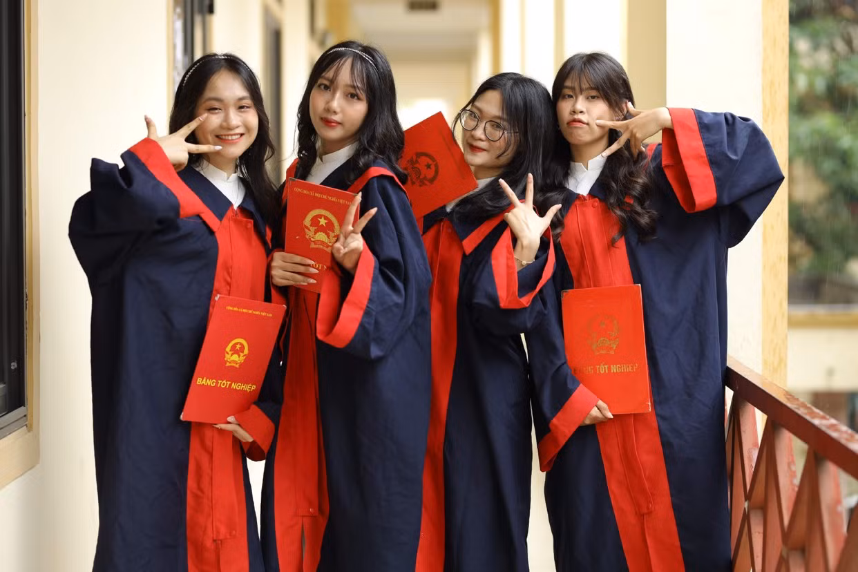 Khánh Linh (thứ nhất từ phải sang) luôn biết ơn vì trên hành trình của mình gặp được những người bạn đồng hành tuyệt vời. Khánh Linh (thứ nhất từ phải sang) luôn biết ơn vì trên hành trình của mình gặp được những người bạn đồng hành tuyệt vời.