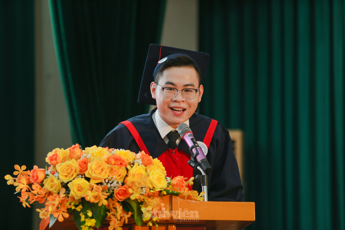 Bạn Nguyễn Văn Nam - Sinh viên xuất sắc lớp TTĐPT-C, Khoa Truyền thông Đa phương tiện phát biểu cảm nghĩ tại lễ tốt nghiệp: "Đối với mỗi sinh viên chúng em, tốt nghiệp không chỉ là lên sân khấu nhận tấm bằng, mà quan trọng hơn là sẽ đánh dấu sự khởi đầu của giai đoạn tiếp theo. Ngày mai đây, bước vào môi trường nghề nghiệp, chúng em xin hứa sẽ tiếp tục phấn đấu không ngừng, mang kiến thức đã học, vận dụng sáng tạo vào cuộc sống để không phụ lòng mong đợi của thầy cô, xứng đáng là sinh viên của Học viện Phụ nữ Việt Nam."