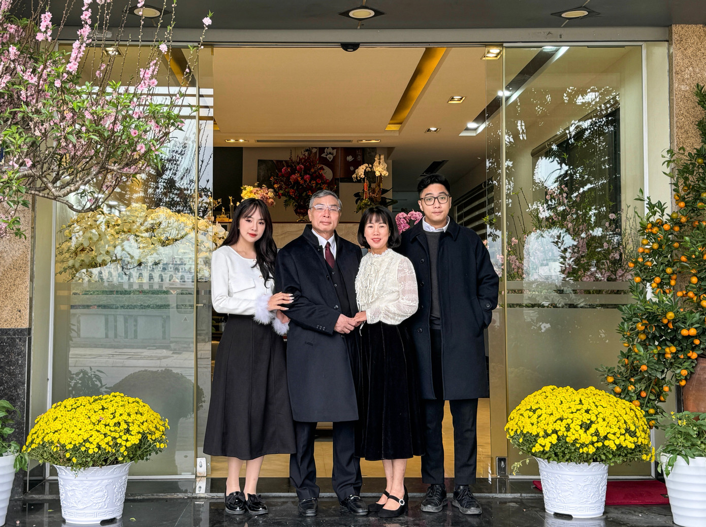 Thu Uyên bên cạnh gia đình của mình. Thu Uyên bên cạnh gia đình của mình.