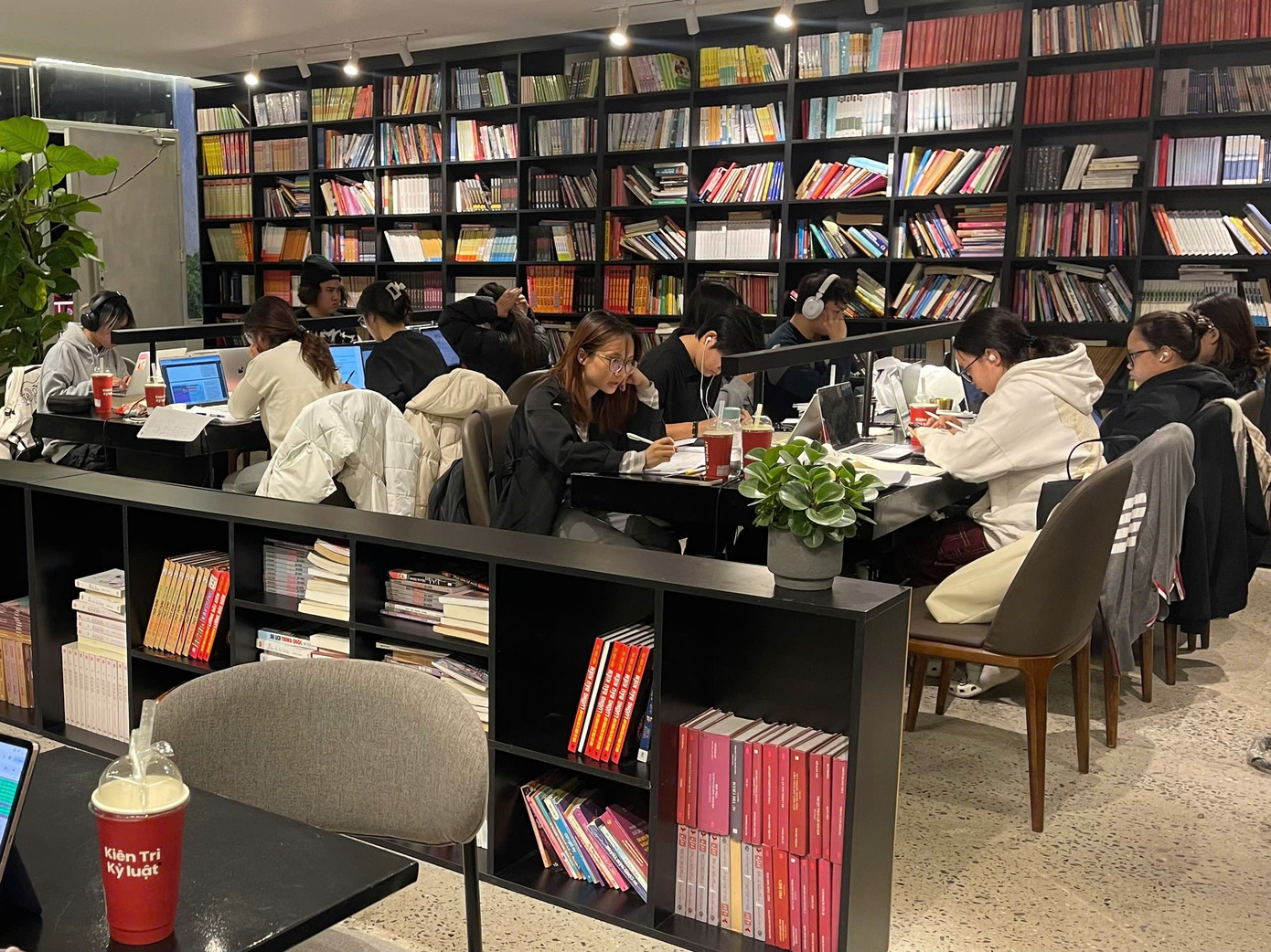 Trong bối cảnh áp lực học tập và công việc ngày càng gia tăng, người trẻ cần có sự lựa chọn hiệu quả và cân nhắc kỹ lưỡng giữa lợi ích và tác hại của việc làm việc khuya tại quán cafe để bảo vệ sức khỏe thể chất và tinh thần của bản thân. Trong bối cảnh áp lực học tập và công việc ngày càng gia tăng, người trẻ cần có sự lựa chọn hiệu quả và cân nhắc kỹ lưỡng giữa lợi ích và tác hại của việc làm việc khuya tại quán cafe để bảo vệ sức khỏe thể chất và tinh thần của bản thân.