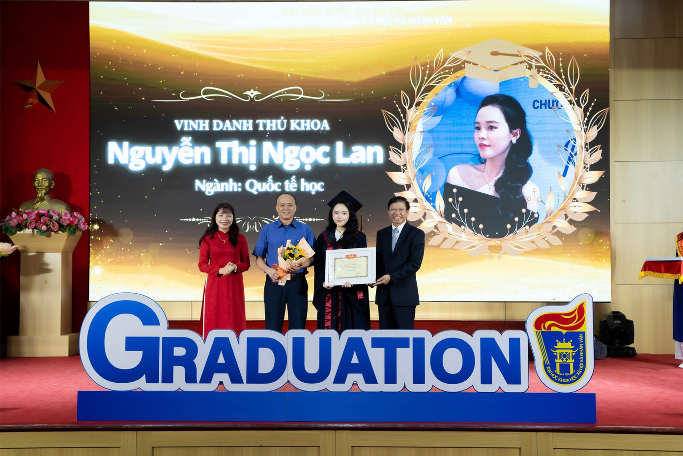 Lan và bố lên nhận hoa tri ân và bằng tốt nghiệp, trao bởi GS. TS. Hoàng Anh Tuấn (bìa phải) - Hiệu trưởng VNU-USSH và PGS.TS Đặng Thị Thu Hương (bìa trái) - Hiệu phó VNU-USSH. Lan và bố lên nhận hoa tri ân và bằng tốt nghiệp, trao bởi GS. TS. Hoàng Anh Tuấn (bìa phải) - Hiệu trưởng VNU-USSH và PGS.TS Đặng Thị Thu Hương (bìa trái) - Hiệu phó VNU-USSH.