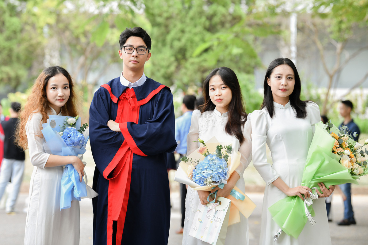 Nam và các bạn thân cùng CLB, cả nhóm đều tốt nghiệp loại Xuất sắc.